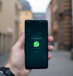 Cliente abrindo o seu WhatsApp para saber sobre sua compra