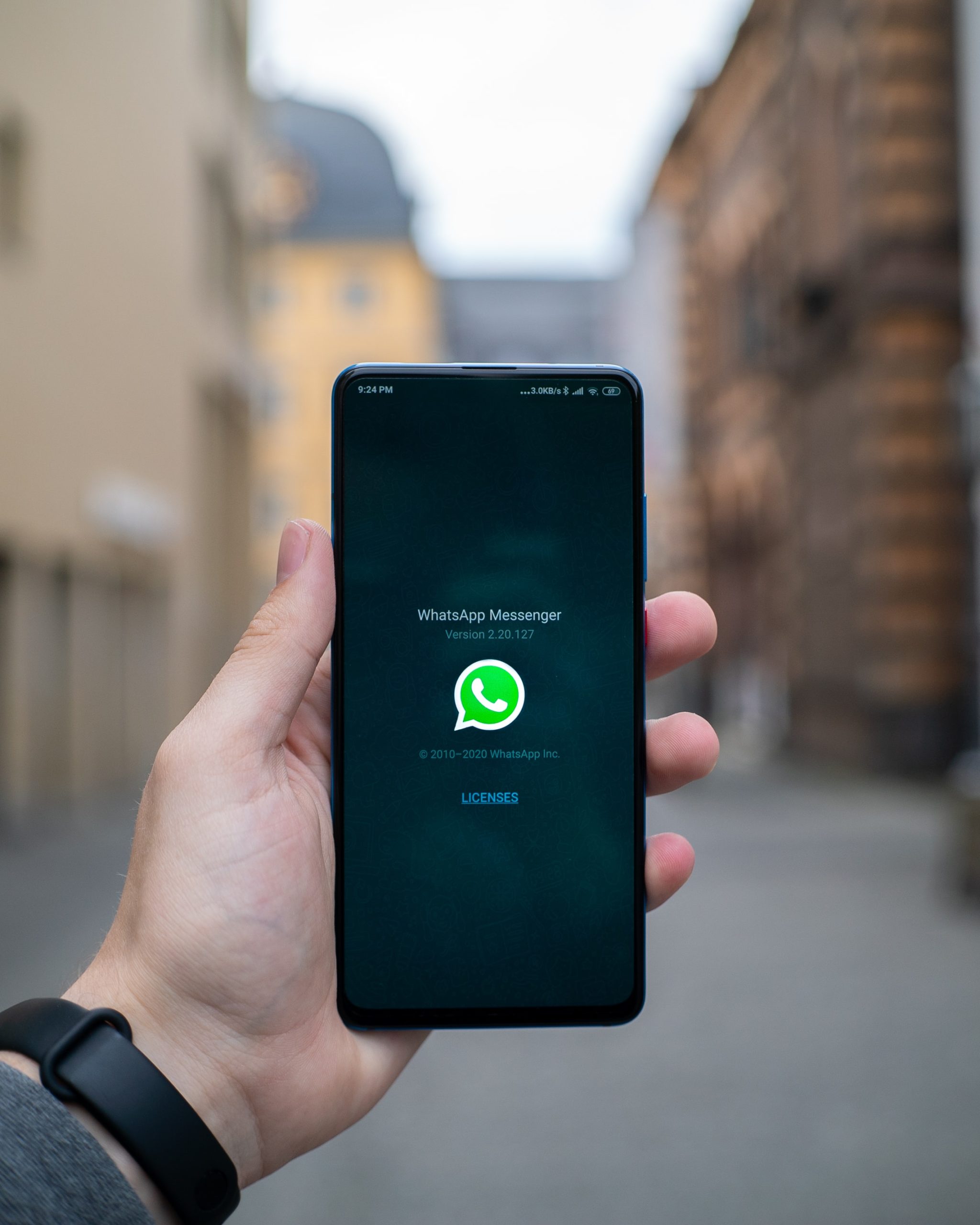 Cliente abrindo o seu WhatsApp para saber sobre sua compra