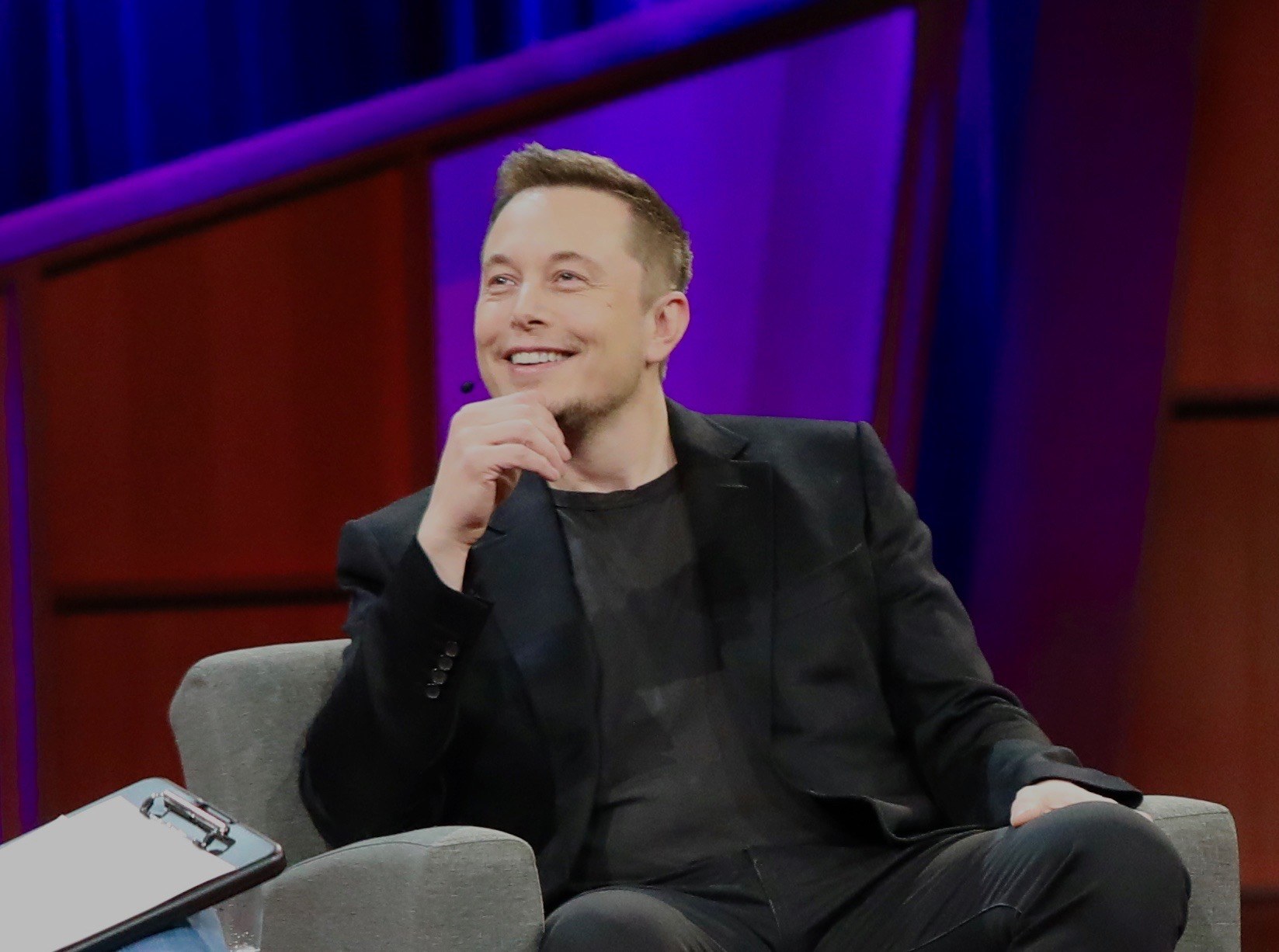 Elon Musk dando entrevista