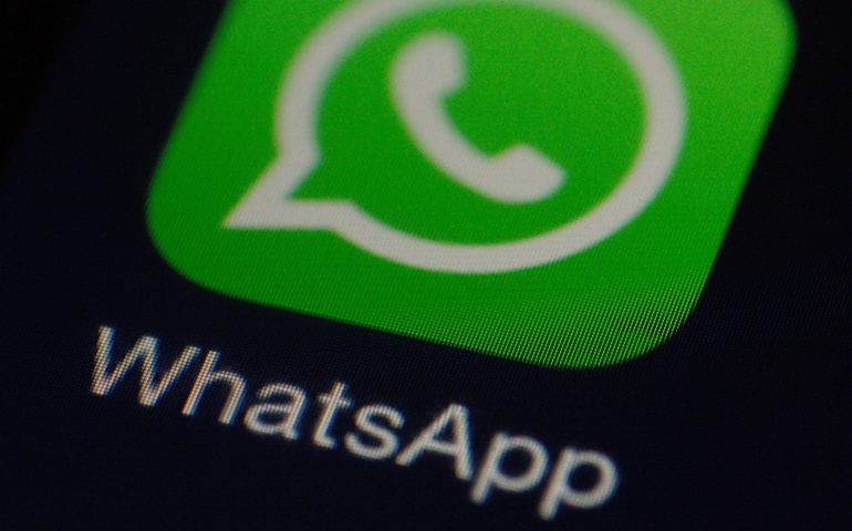 WhatsApp lança pacote de stickers e modo escuro para versão web