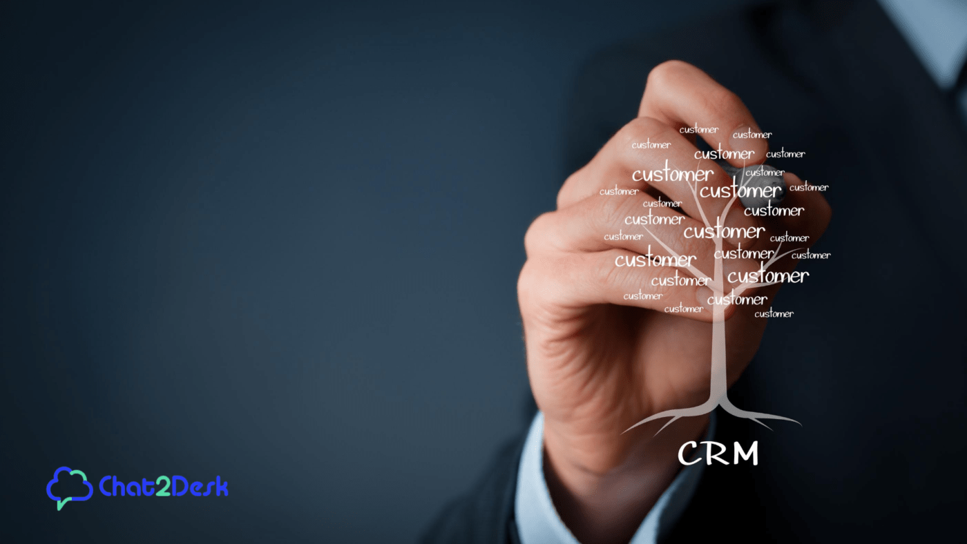 Corretor de imóveis planejando com os dados colhidos do CRM para imobiliária