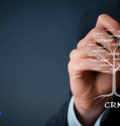 Corretor de imóveis planejando com os dados colhidos do CRM para imobiliária