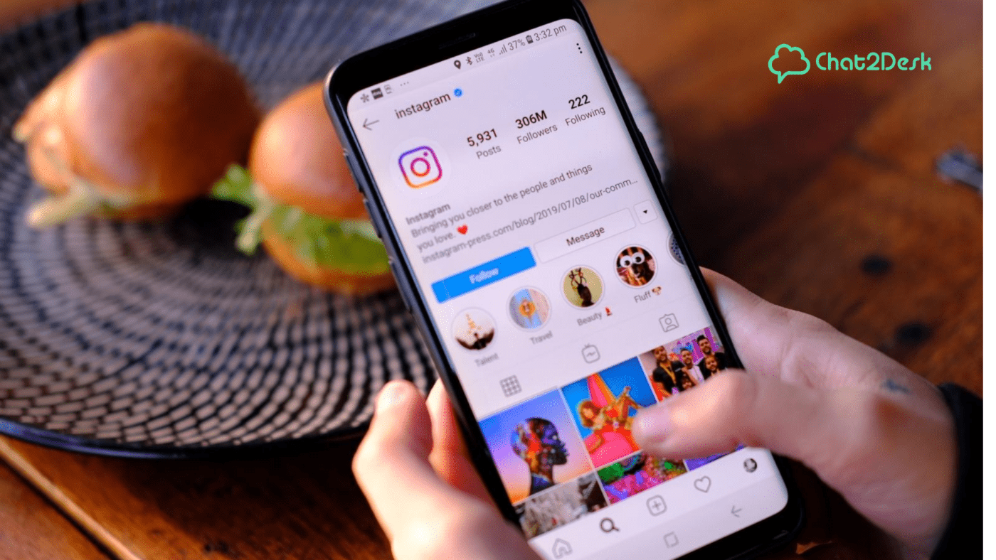 Empresário tirando começando a tirar foto do seu produto