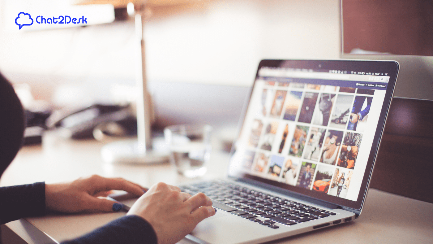 Colaborador fazendo atendimento pelas redes sociais