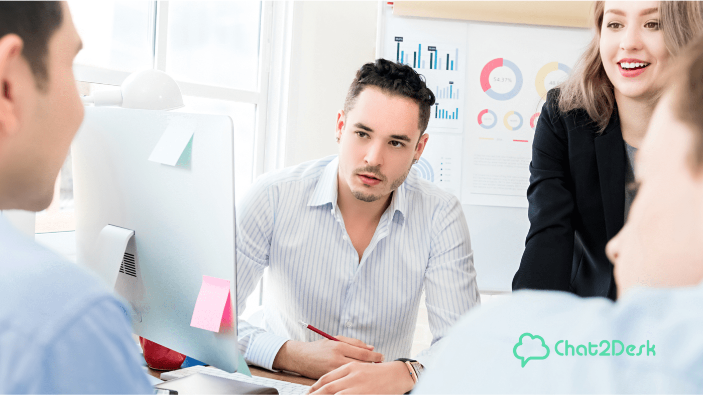 Equipe de vendas elaborando as estratégias